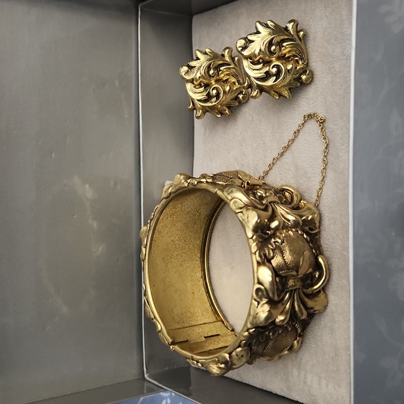 WHITING & DAVIS Bracelet and matching clip on screw bk earrings - Picture 1 of 12